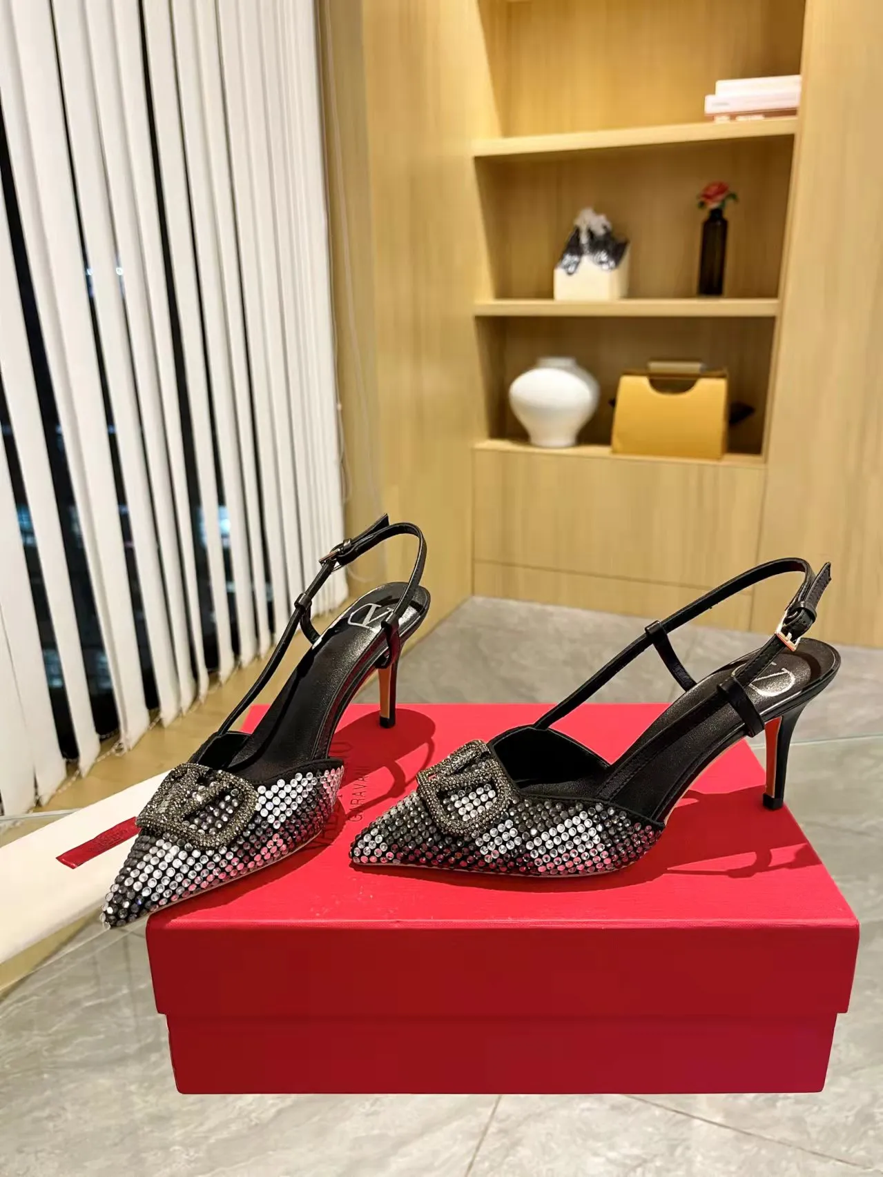 👟👟Ex-factory price 440👟👟 Genuine leather sole + 40 Kloesch diamond buckle Valentino.Valentino big v buckle single shoes ㊙️Latest series of counter genuine version with perfect details. Authentic products are made one to one. All details are consistent with genuine ones. The upper foot is very pedicure type. The key point is that it is very good and easy to control. It does not wear the feet and does not tire the feet. It is a walking artifact. The last shape is completely compared to the counter. The details are perfect. It is impossible to make such an exquisite product without the original version. Exclusive molded brass color. The highest version on the market. Fabric: imported sheepskin, lining and foot pads are all sheepskin. Color: 13 colors available. Sizes (34 to 42). Customized size 34 and 42. Non-returnable and non-exchangeable. Heel height: 7CM. Rubber sole. Genuine leather sole +40